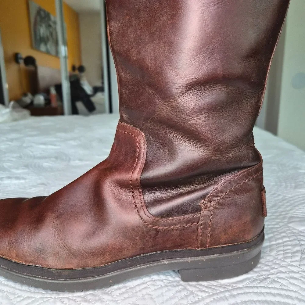 VGUC UGG Elsa Tall Leather Boot Brown Cream size 8